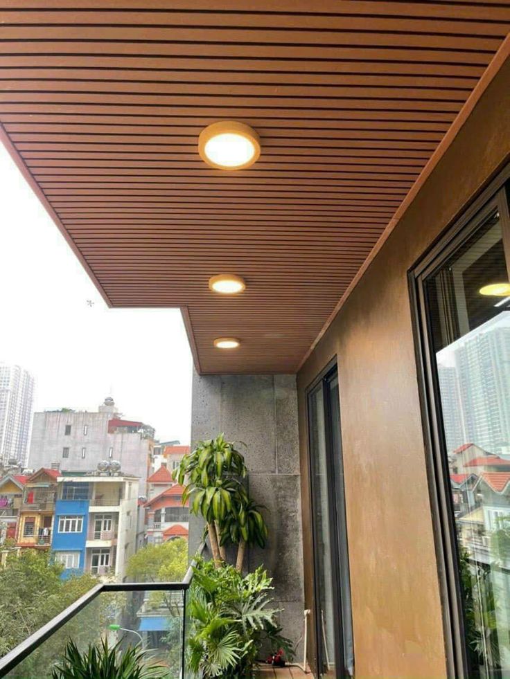 Cielo falso WPC tipo madera para balcón con iluminación empotrada en Cali
