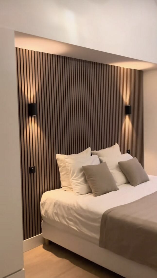 Panel WPC para pared con aplique de pared LED en dormitorio moderno