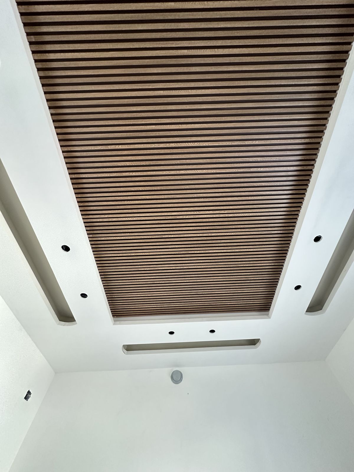 Cielo falso WPC listonado tipo madera con diseño geométrico en Buenaventura