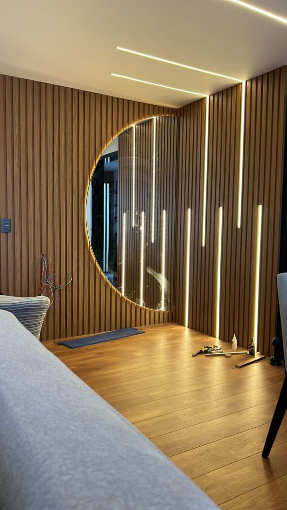 Paneles WPC con luces LED integradas y espejo decorativo en pared