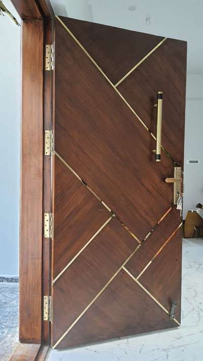 Puerta moderna de madera decorada con cintas doradas en diseño geométrico