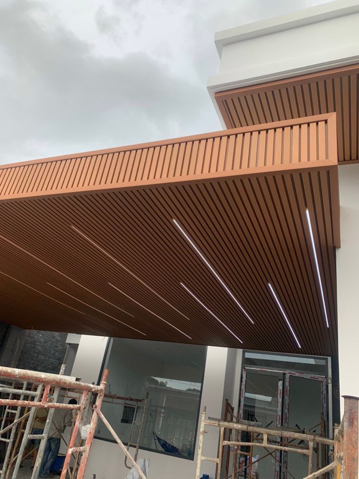 WPC exterior aplicado en cielo falso con líneas LED en Yumbo