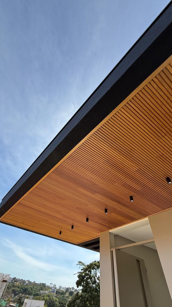 WPC exterior tipo madera aplicado en techo de voladizo moderno en Dagua