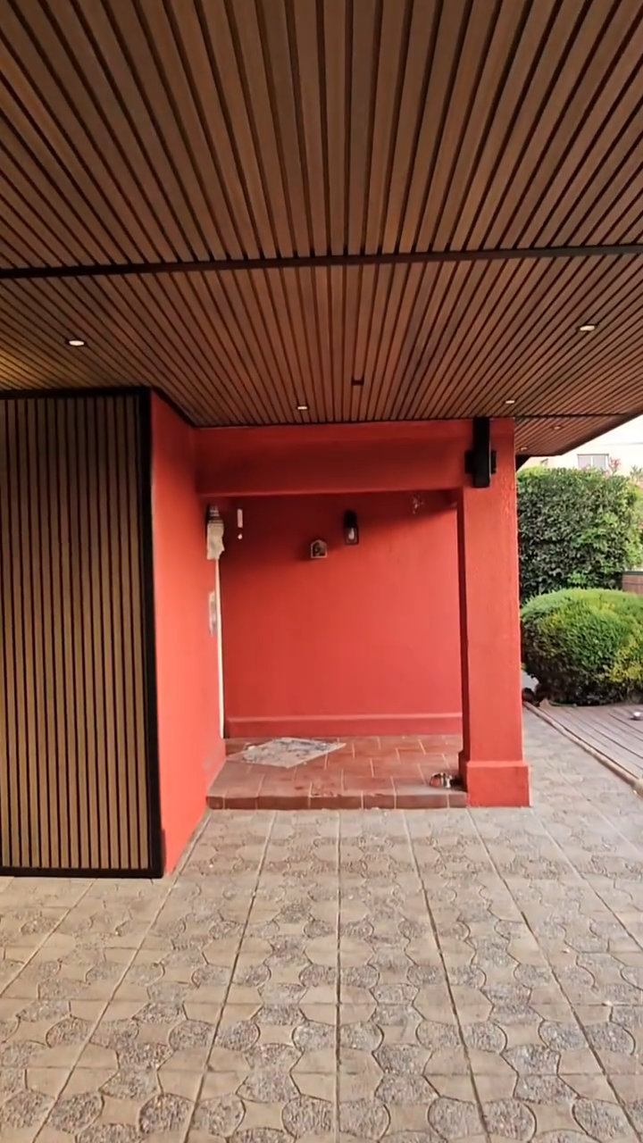 WPC listonado tipo madera aplicado en techo y pared de terraza cubierta en Florida