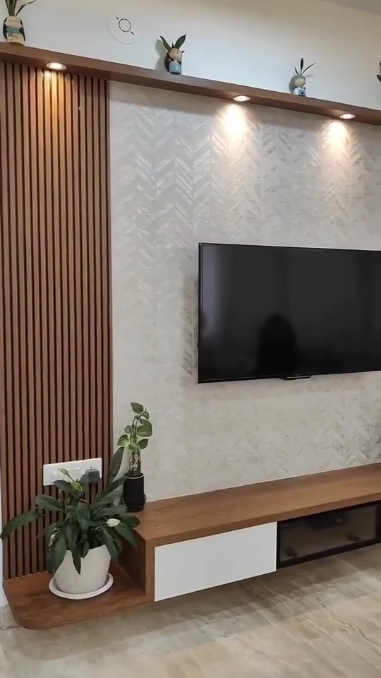 Panel WPC listonado en centro de entretenimiento con TV y mueble flotante